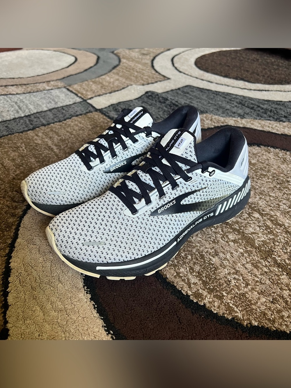 Women’s Brooks Adrenaline GTS 22 running Sneakers Size 9